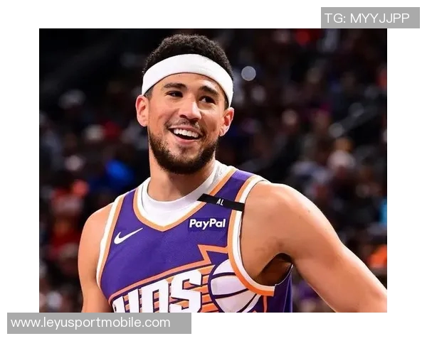 布克半场展现得分能力9投4中贡献14分2板5助表现抢眼