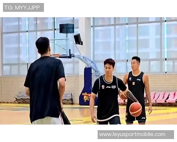 媒体人分享广东全运男篮探班照片赵睿身穿北京T恤与胡明轩崔永熙同框合影 媒体人分享广东全运男篮探班照片赵睿身穿北京T恤与胡明轩崔永熙同框合影