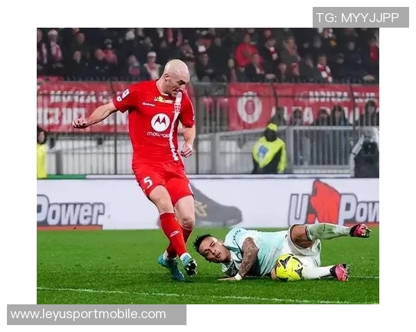 加利在热身时专注分析对手站位球迷欢呼未能分散他的注意力