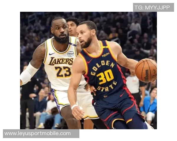 老将默契配合霍福德助攻库里精彩反篮打成21 老将默契配合霍福德助攻库里精彩反篮打成21