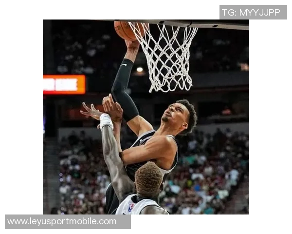 文班亚马半场表现起伏6分2板2帽5助攻却伴随4次失误